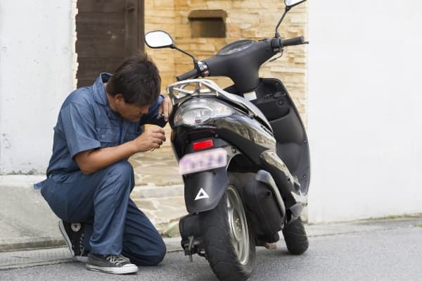 カギをメットインの中へ閉じ込めてしまった!